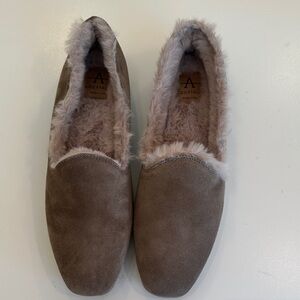 New Aquatalia Taupe  Soft Suede , Romie Faux Fur Lined Loafers. Size 6.